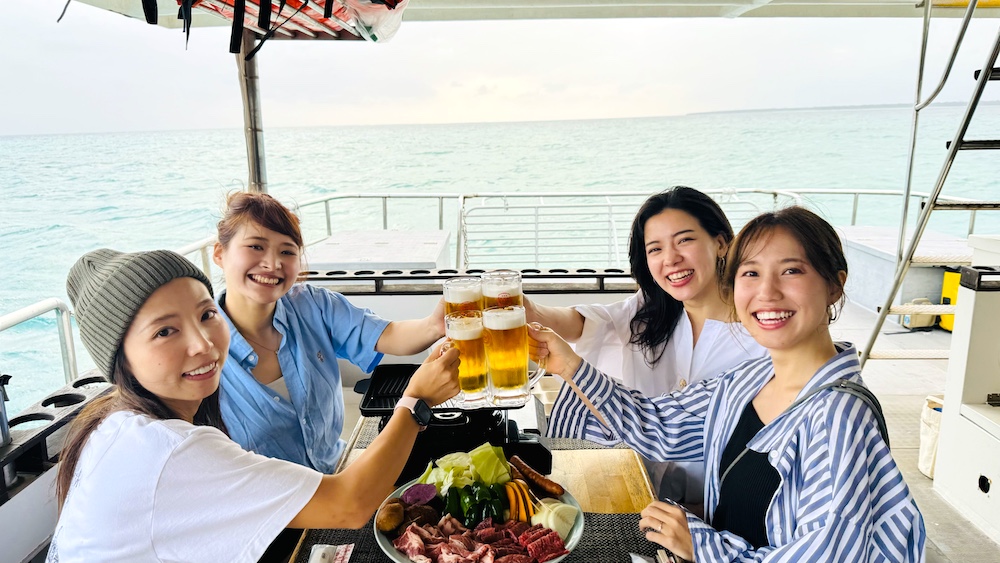 石垣島サンセットクルーズBBQで乾杯を楽しむ女性グループ
