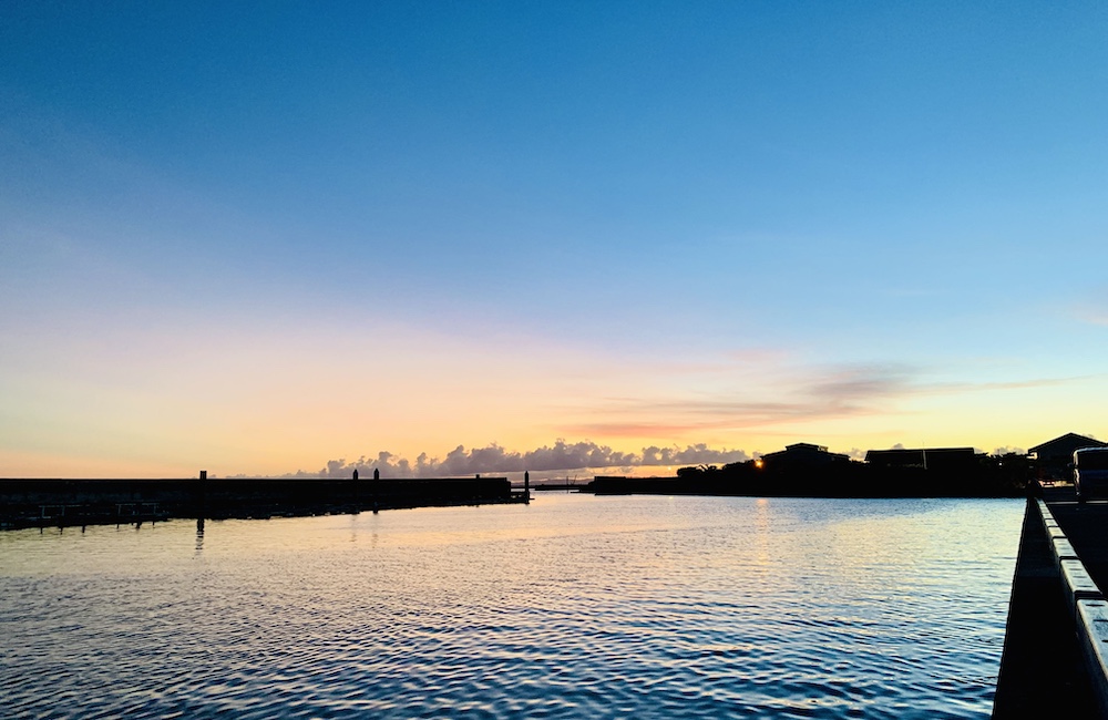 石垣島の港町で見られる穴場サンセットスポット。夕焼けと静かな海のコントラストが美しい。