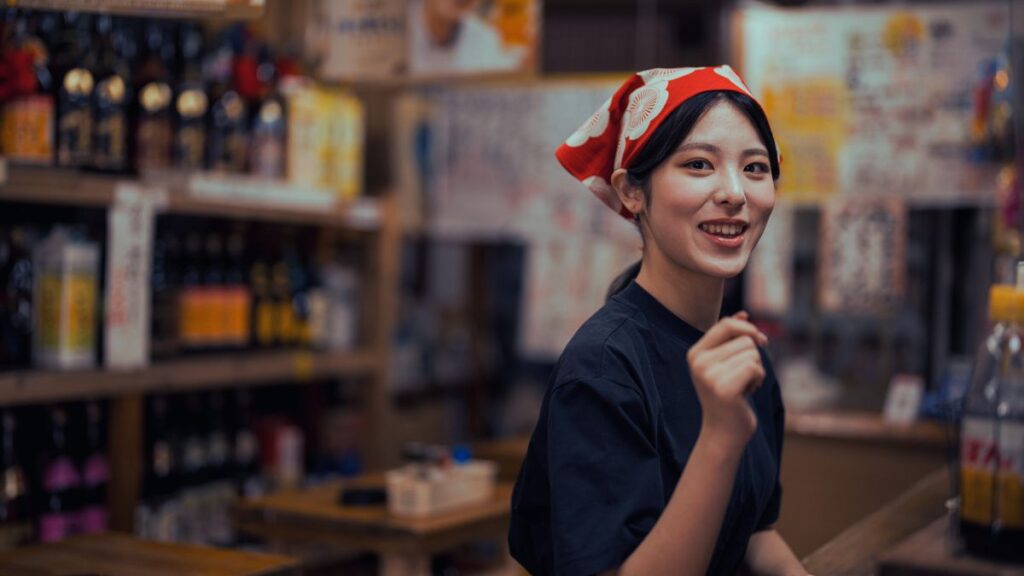 石垣島の夜を活気づける居酒屋での地元の人との交流も旅の醍醐味です