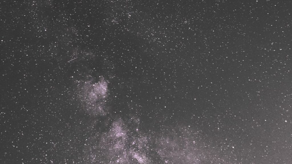 夜空に淡く光る天の川と、無数の星々