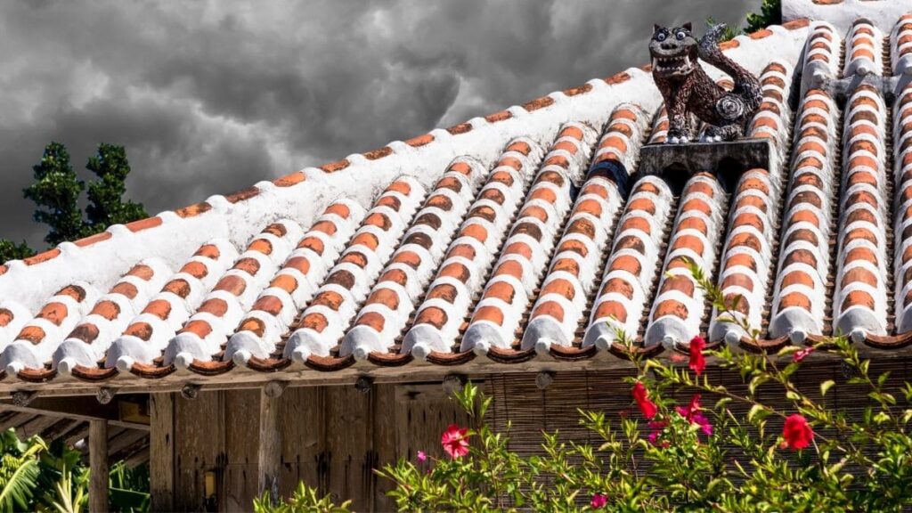 シーサーの立つ沖縄の伝統的な赤い瓦屋根