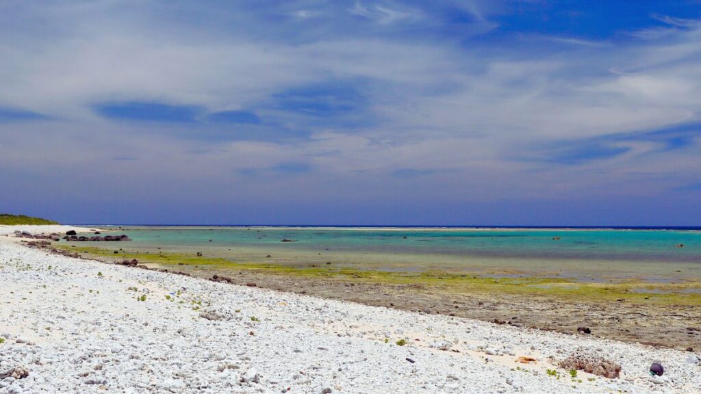 白いサンゴ砂のビーチが広がる石垣島の白保海岸。透き通った海と青い空、遠浅の海が美しい景色を作り出している。