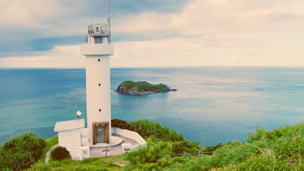 岬の先端に立つ白い平久保崎灯台。晴れた日の青い空と海のコントラストが美しい、石垣島の絶景スポット。