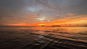 石垣島の海に沈む夕日と美しいサンセットの景色
