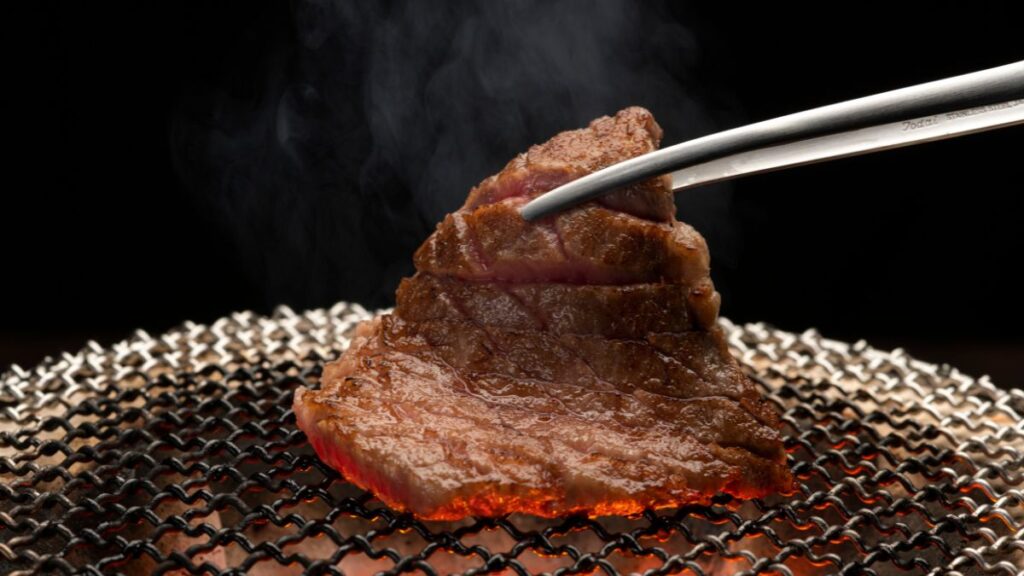 石垣牛のステーキを炭火で焼いているシーン