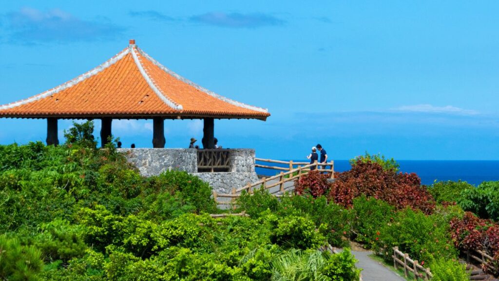 石垣島・玉取崎展望台からの絶景。赤瓦屋根の東屋と青い海のコントラストが美しい風景