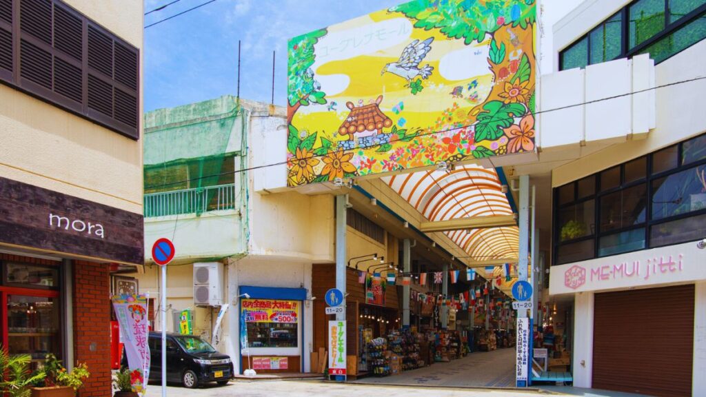 石垣島の市街地「ユーグレナモール」の入口。カラフルな看板と商店街のアーケードが続く風景