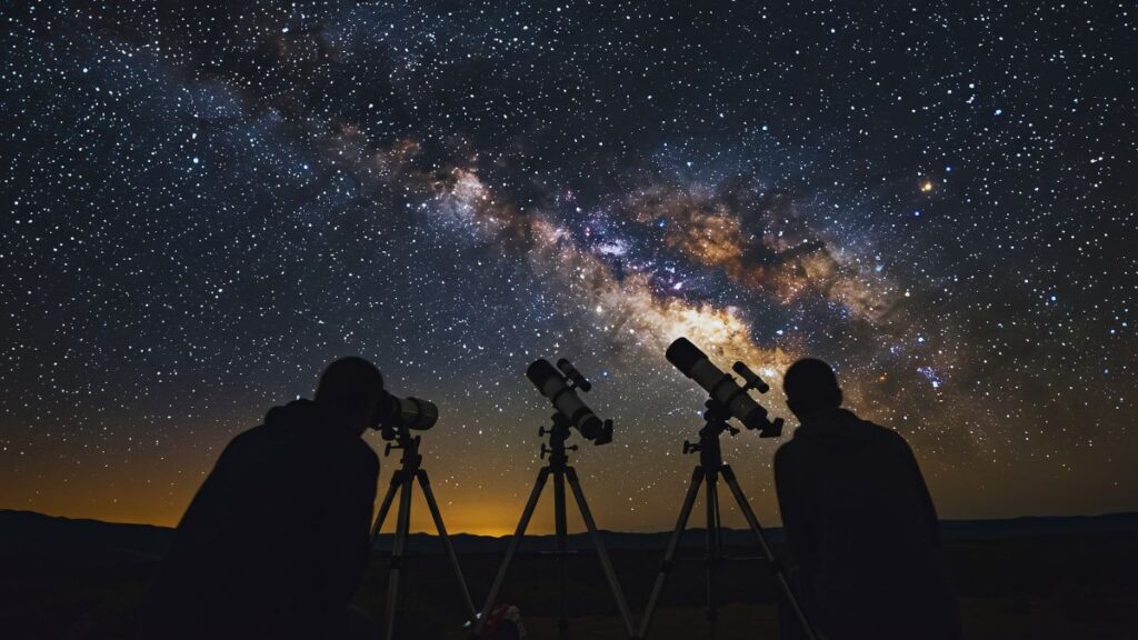 石垣島の満天の星空を望遠鏡で観察する人々