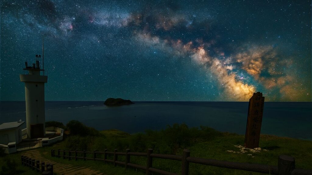 石垣島最北端の平久保崎灯台と満天の星空に輝く天の川