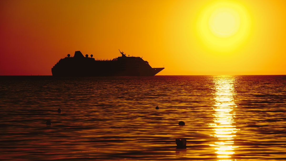 石垣島の海を進むクルーズ船と美しい夕日|人気のサンセットクルーズ・ディナークルーズ体験