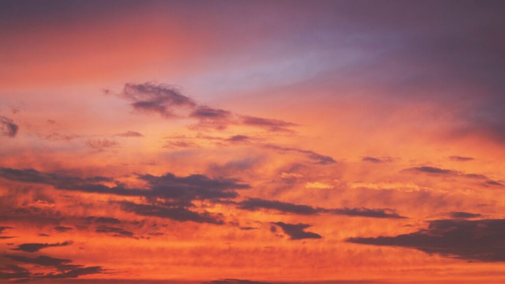 石垣島の美しい夕焼け空に染まる穏やかな海の風景